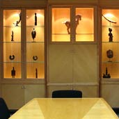 Swiss Re - Display cabinet with African objets d'art